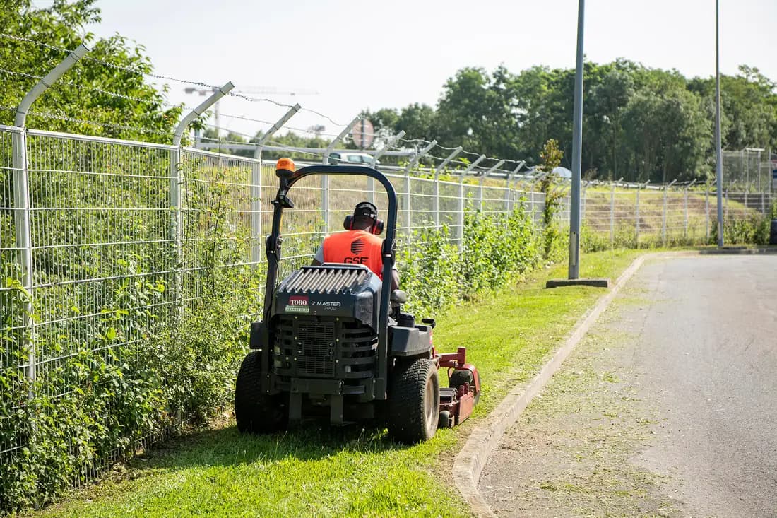 Entretien d’espaces verts — intervention GSF sur le terrain.