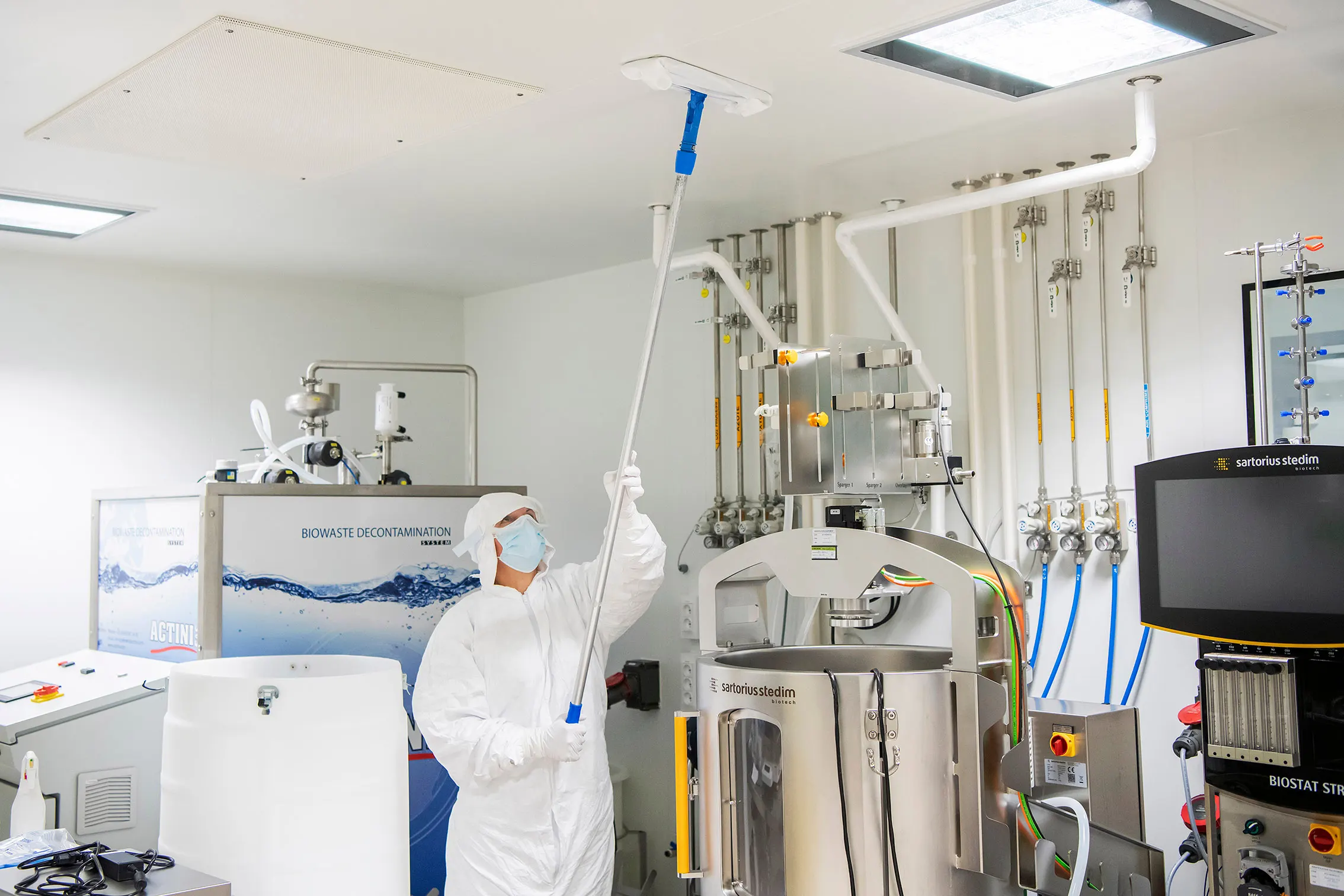 Environnement pharmaceutique — intervention avec EPI et méthodes contrôlées.